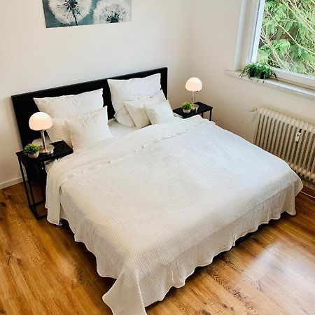 Direkte Uninaehe: Ferienwohnung Mit Grossem Doppelbett, Kuechenzeile Und Neu Renoviertem Badezimmer Homburg  Esterno foto