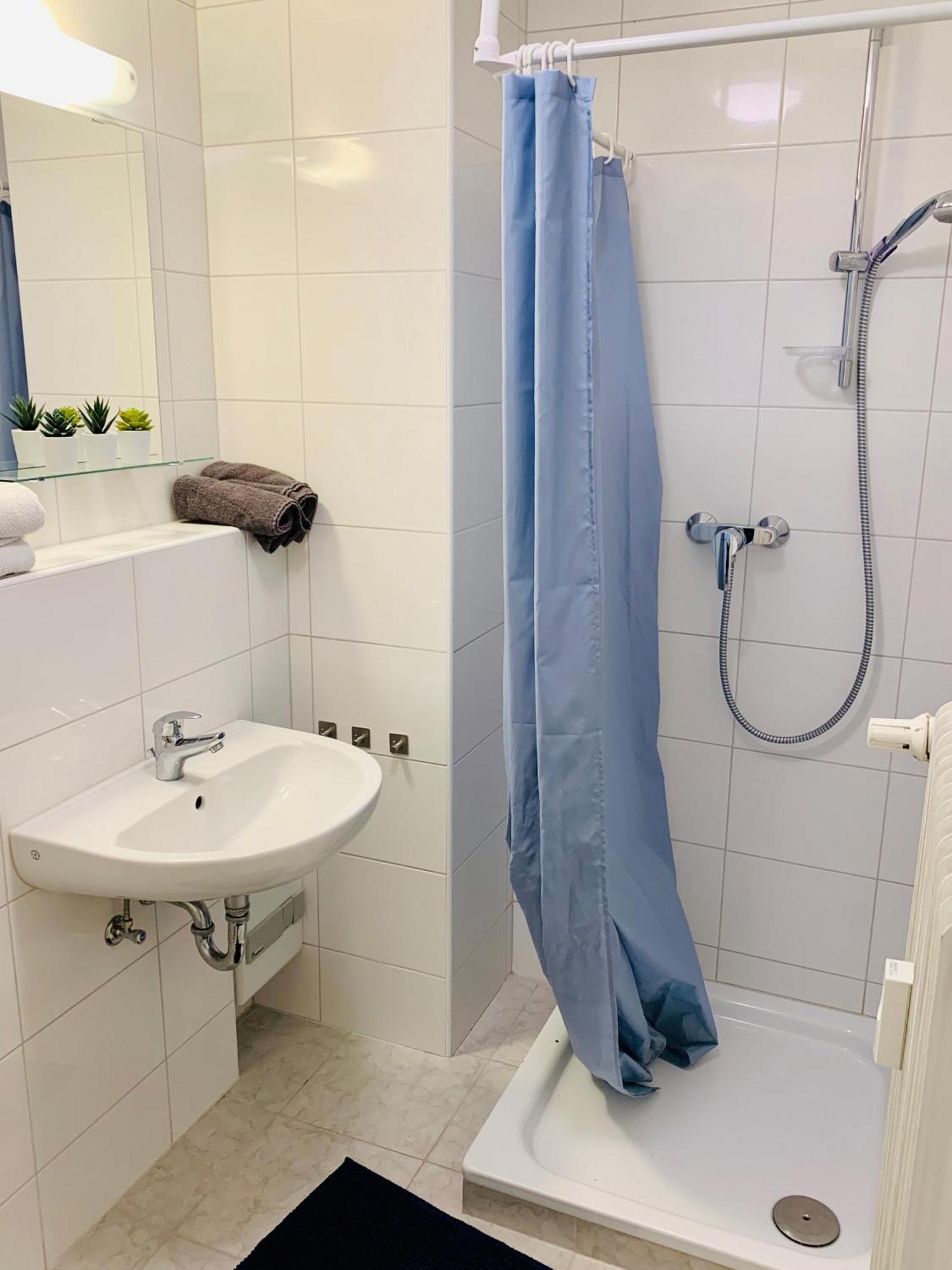 Direkte Uninaehe: Ferienwohnung Mit Grossem Doppelbett, Kuechenzeile Und Neu Renoviertem Badezimmer Homburg  Esterno foto