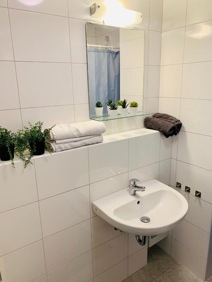 Direkte Uninaehe: Ferienwohnung Mit Grossem Doppelbett, Kuechenzeile Und Neu Renoviertem Badezimmer Homburg  Esterno foto