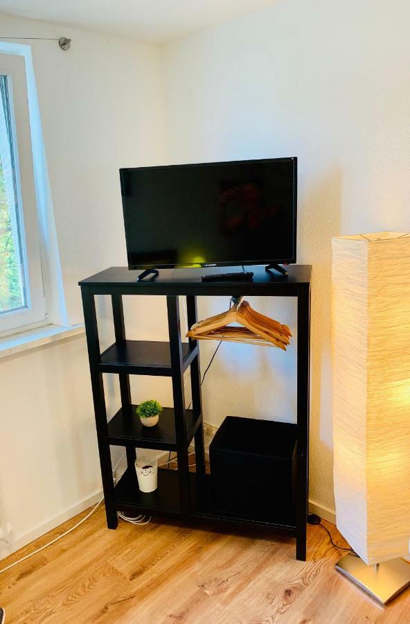 Direkte Uninaehe: Ferienwohnung Mit Grossem Doppelbett, Kuechenzeile Und Neu Renoviertem Badezimmer Homburg  Esterno foto